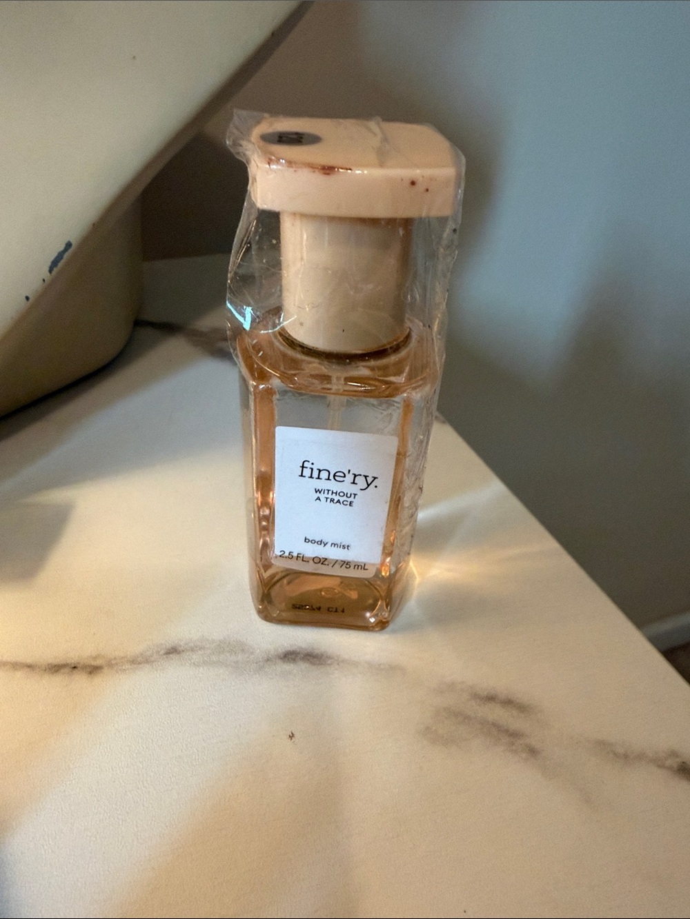 fine|ry Without a Trace Body Mist — Cream/Peach